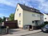 Großer Garten inklusive! Teilweise renovierungsbedürftiges Dreifamilienhaus in Toplage von Fellbach - Hausansicht / Garageneinfahrt