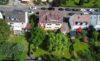 Großer Garten inklusive! Teilweise renovierungsbedürftiges Dreifamilienhaus in Toplage von Fellbach - Hausansicht Sommer