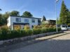 Familientraum am Waldrand: Modern saniertes Einfamilienhaus mit sehr großem Garten, PV & Sauna - Hausansicht Straße
