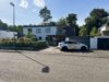 Familientraum am Waldrand: Modern saniertes Einfamilienhaus mit sehr großem Garten, PV & Sauna - Hausansicht Straße