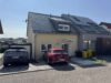 Moderne Doppelhaushälfte mit traumhaftem Weitblick in sonniger Hanglage von Korb zu verkaufen - Hausansicht Straßenseite