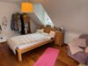 Sehr großzügiges Zweifamilienhaus in zentraler und ruhiger Lage von Fellbach (aufgeteilt) - DG Schlafzimmer 1