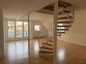 Sehr großzügige Maisonette-Dachgeschosswohnung in zentraler Lage mit Aufzug, 70734 Fellbach, Maisonettewohnung