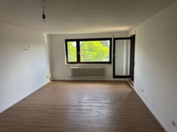 Sonnige 2,5-Zimmer-Wohnung mit Westbalkon und traumhaftem Weitblick und Aufzug in Sommerrain, 70374 Stuttgart, Etagenwohnung