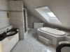 Repräsentative Villa mit außergewöhnlicher Architektur, Einliegerwohnung & 4 Garagenplätzen - DG Badezimmer