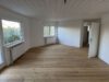Repräsentative Villa mit außergewöhnlicher Architektur, Einliegerwohnung & 4 Garagenplätzen - Einlieger Wohnen / Schlafen