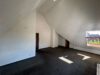 Rohdiamant im Herzen von Fellbach – großzügige Dachgeschosswohnung mit Loggia und viel Potenzial - Wohn-Essbereich