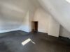 Rohdiamant im Herzen von Fellbach – großzügige Dachgeschosswohnung mit Loggia und viel Potenzial - Wohn-Essbereich