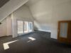 Rohdiamant im Herzen von Fellbach – großzügige Dachgeschosswohnung mit Loggia und viel Potenzial - Wohn-Essbereich