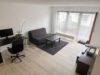 Charmante 2-Zimmer-Wohnung mit Split-Level, offenem Wohnbereich und Balkon im Fellbacher Oberdorf - Wohnzimmer